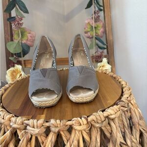 TOMS Calypso Peep Toe Espadrille Wedge Sandals | Women’s Size 6 Gray EUC